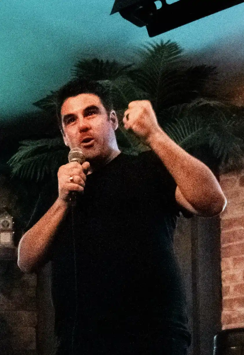 David Hermoso actuando en stand-up comedy