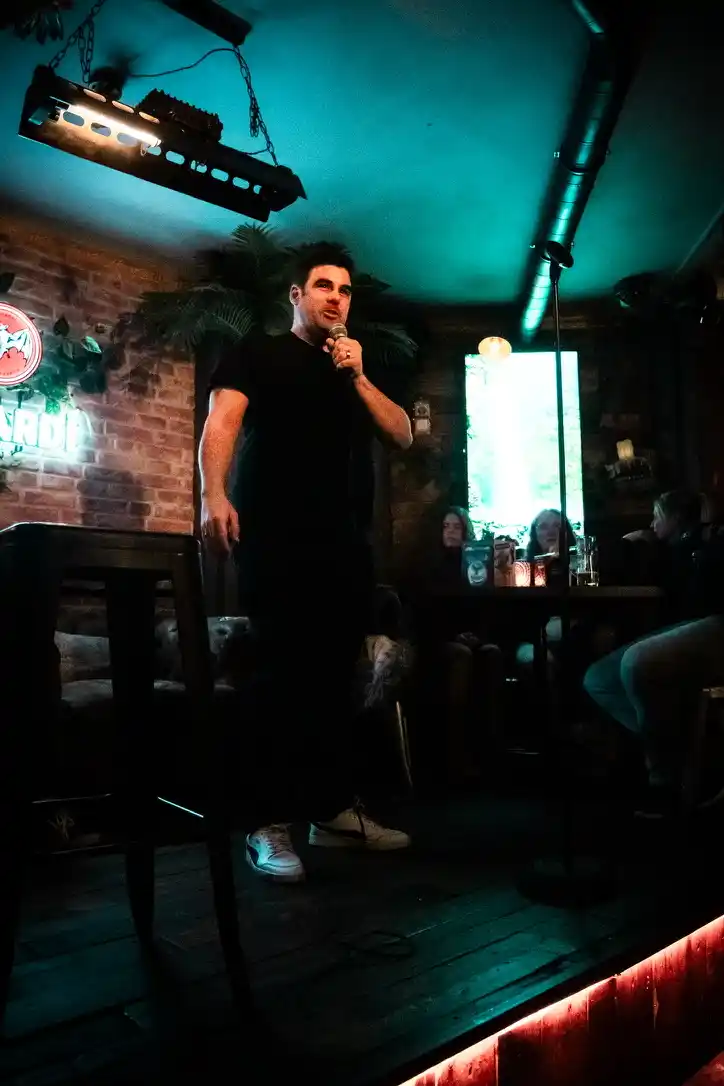 David Hermoso en escena durante un show de comedia