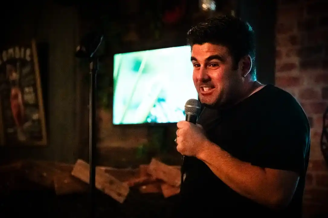 David Hermoso con el micrófono en escena