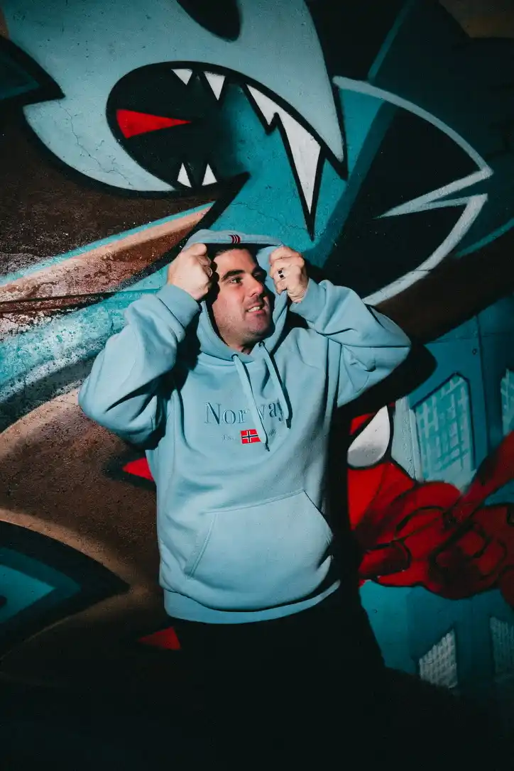 David Hermoso actuando en comedia en español