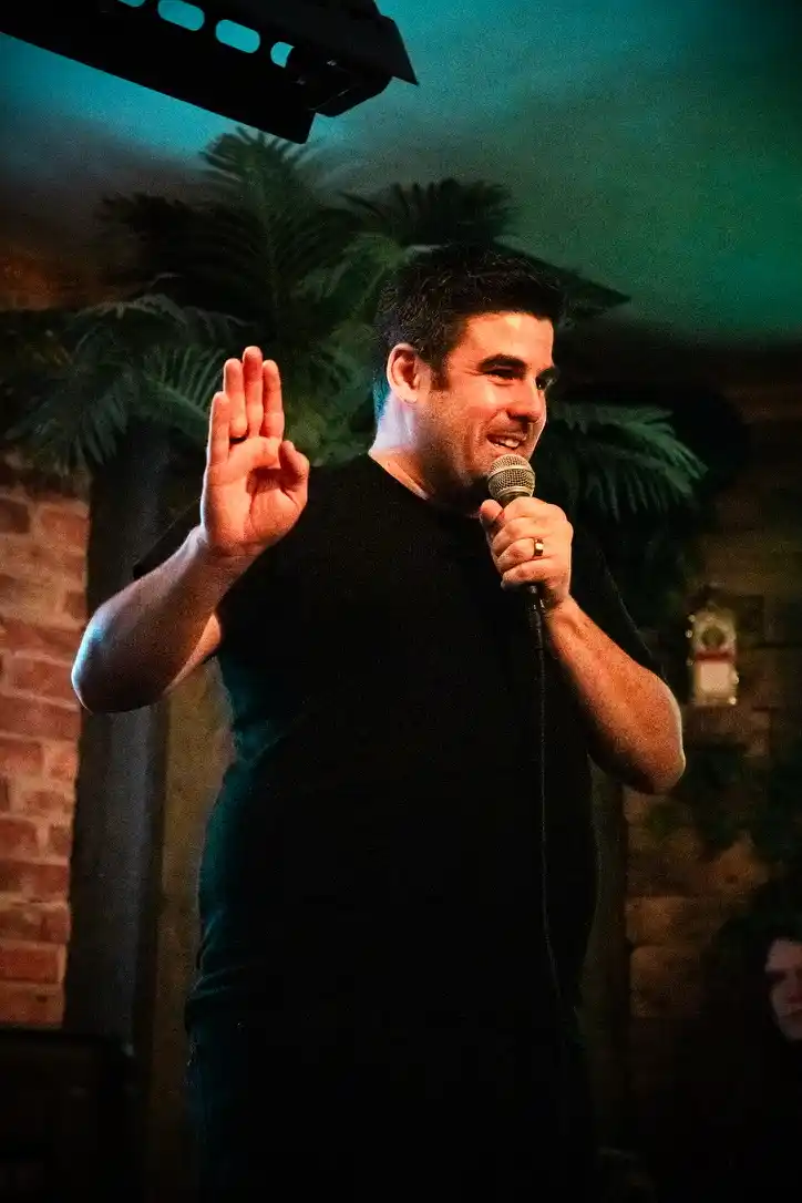 David Hermoso actuando en stand-up comedy en España