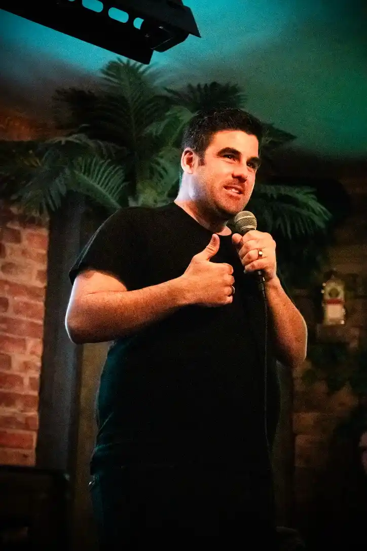 David Hermoso durante una actuación de comedia