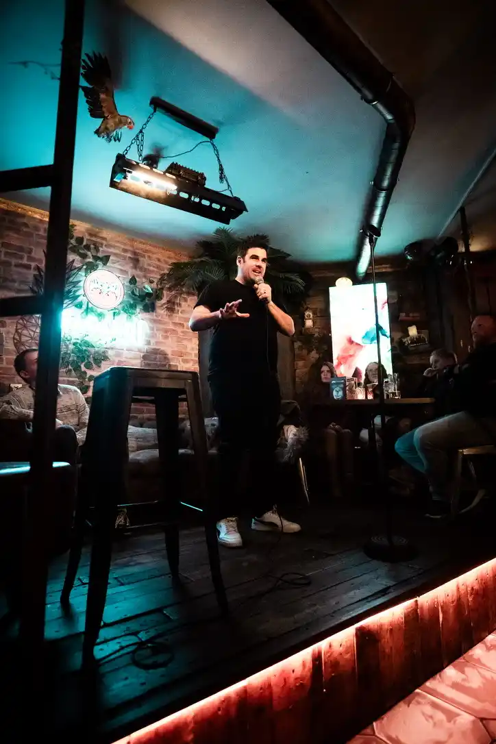 David Hermoso en un show de stand-up comedy